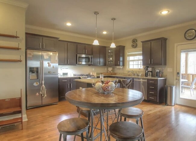 Photo - 2085 Falling Leaves Lane