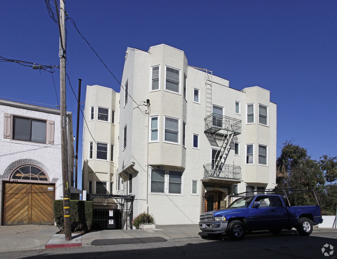 Photo - 493-495 Merritt Ave