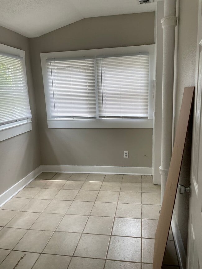 Photo - Recently updated, 1 bedroom with office space