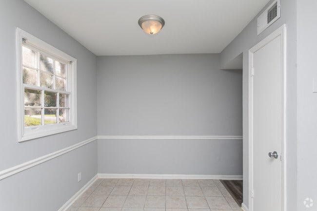 2BR, 1BA - 836 SF