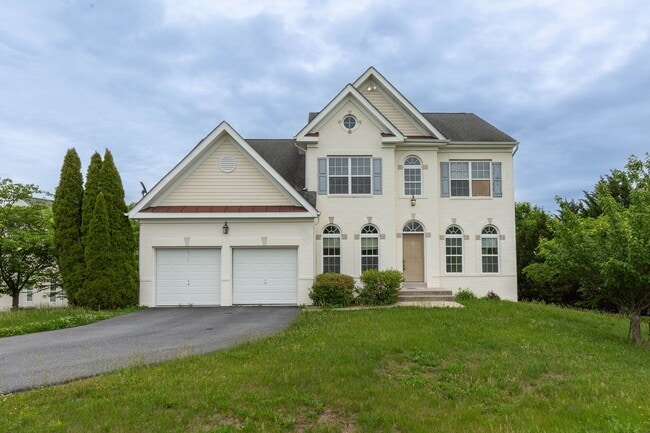 Building Photo - 5 Bed, 3.5 Bath, Single Family Home in Martinsburg, WV