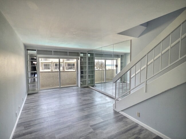 Photo - 325 E Surfside Dr