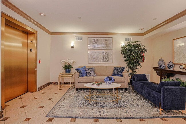 Photo - 1739 Tudor Ln