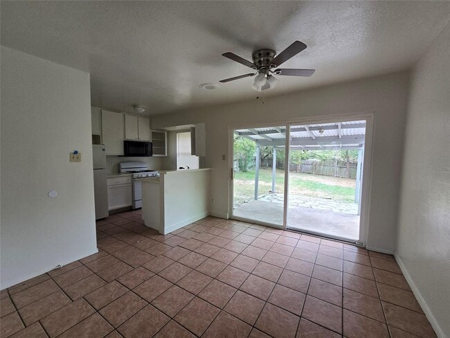 Photo - 1109 Village Green Dr