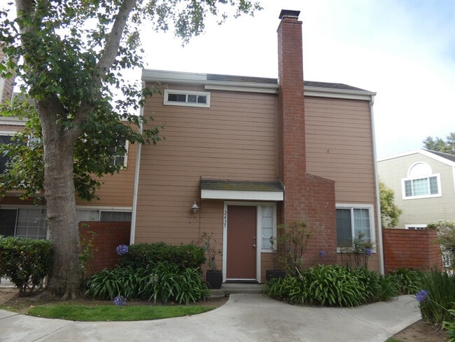 Building Photo - Updated Townhome in Country Club Village Green