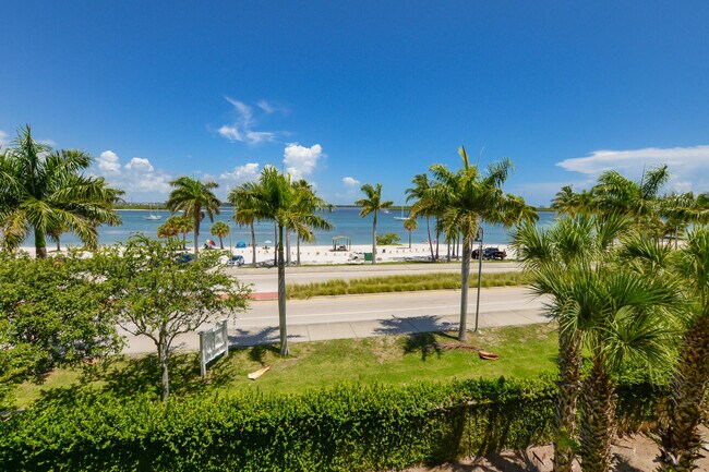 Photo - 35 Harbour Isle Dr W Unit 302