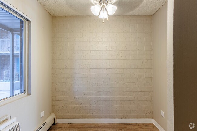 1BR, 1BA - 650SF