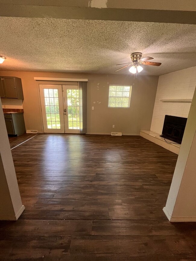 Photo - Brentwood 3 bedroom & 2 bathroom home, Huge Fenced Yard