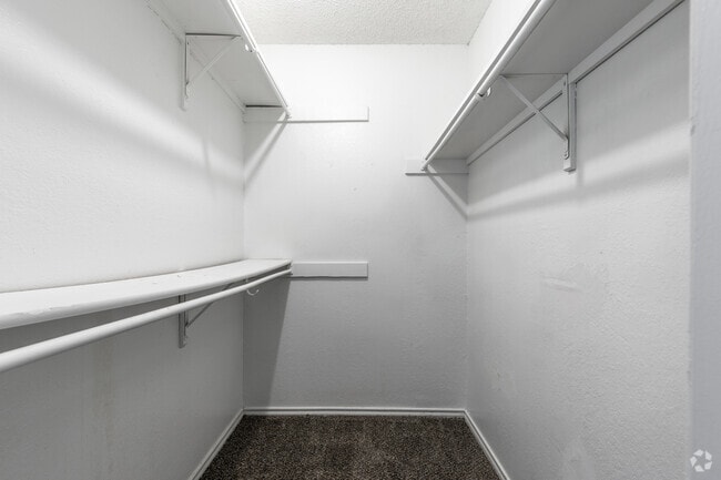 2BR, 2.5BA - 1,170SF - Closet