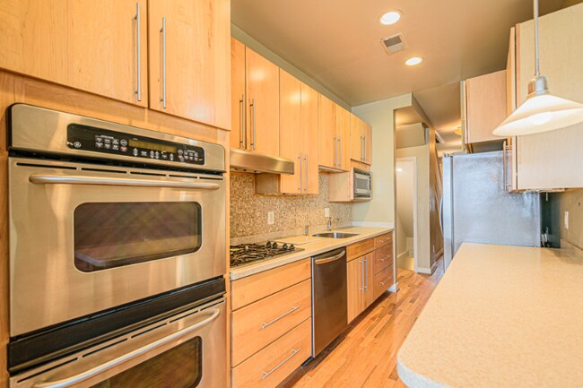 Photo - 611 Otis Pl NW