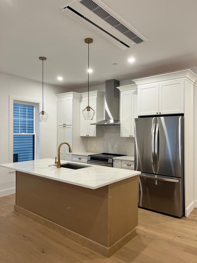 Building Photo - 10 Rockland St Unit 2