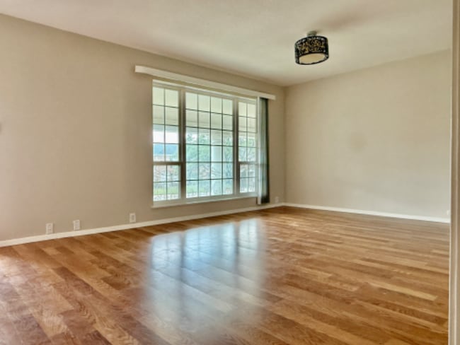 Building Photo - 2101 Fountain View Dr Unit G