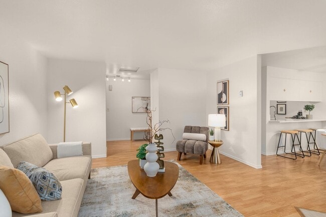 Building Photo - Charming 2 Bed/1 Bath Lake Oswego Condo in Eagle Crest Community
