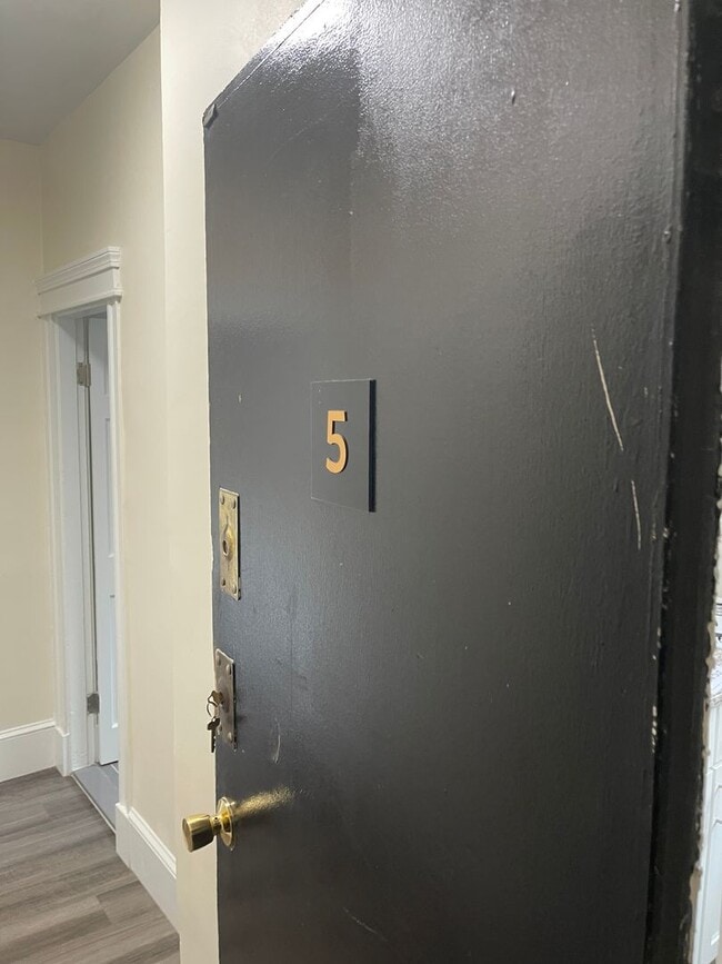 Photo - PACKARDS CORNER Sunny Studio EVERYTHING INCLUDED, TOP FLOOR now or 1.102026