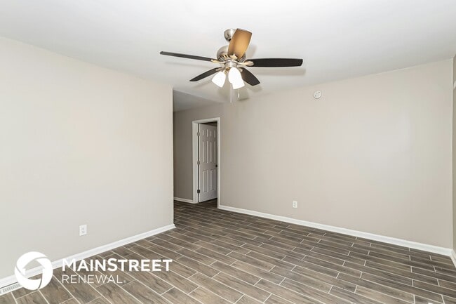 Photo - 634 Roxbury Dr