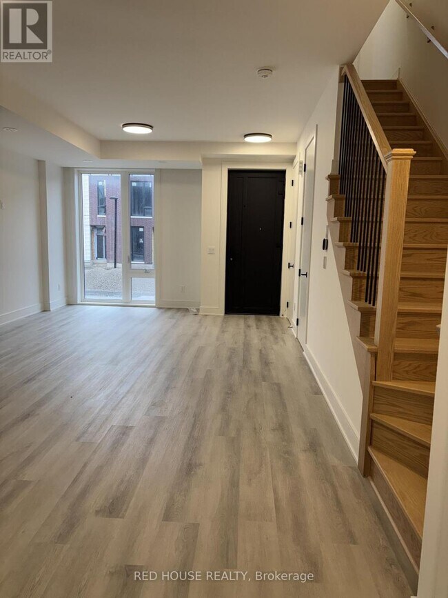 Photo - 104 Everett Cmn