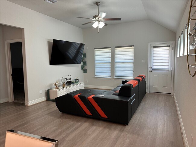 Photo - 15515 Sailpoint Ln