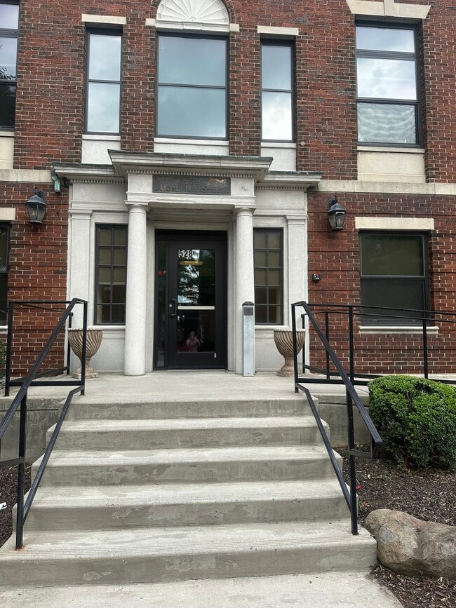 528 N New St