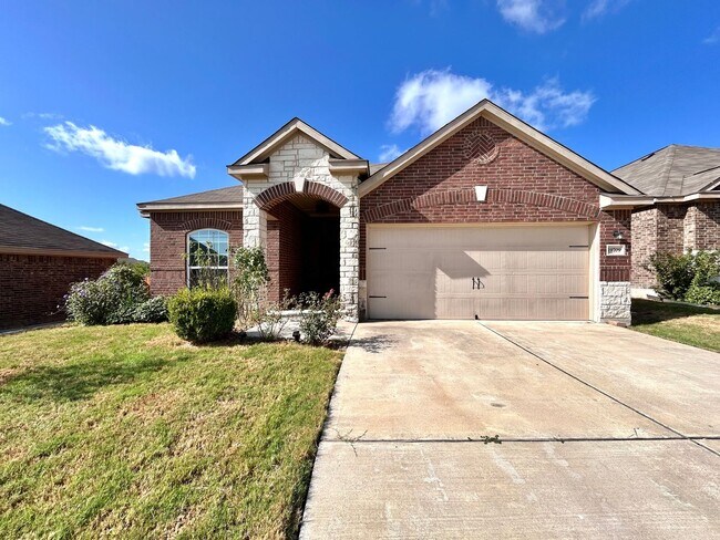 Beautiful 3-Bedroom, 2-Bath Home with Comm... - Beautiful 3-Bedroom, 2-Bath Home with Comm...