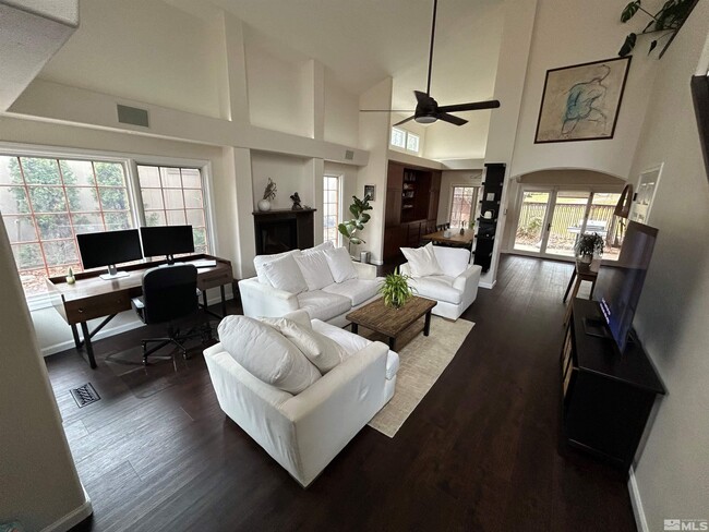 Photo - 655 E Riverview Cir House
