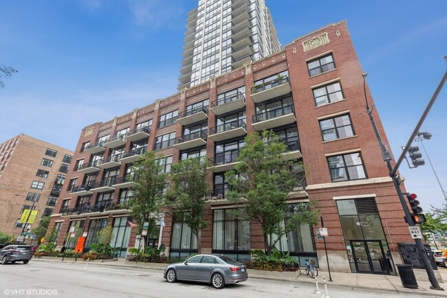 Building Photo - 210 S Desplaines St Unit 1906 Rental