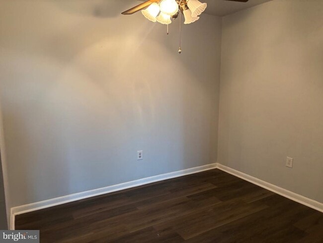 Photo - 9 DOVER HALL