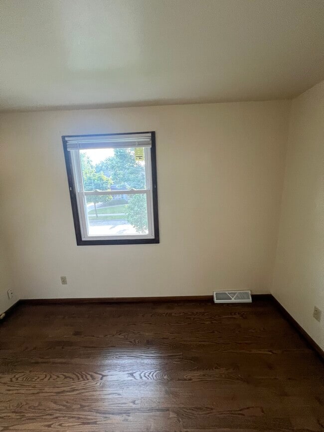 Dormitorio - 5822 S Indiana Ave