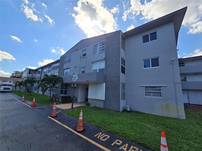 Photo - 120 Royal Palm Rd Unidad 209