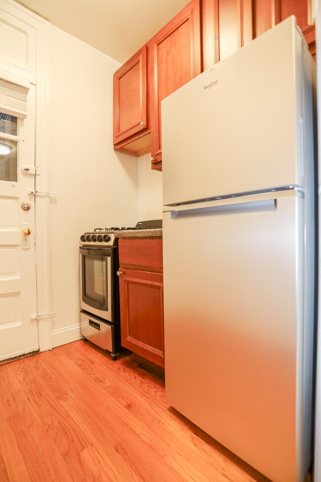 Building Photo - 6106 N Kenmore Ave Unit #30