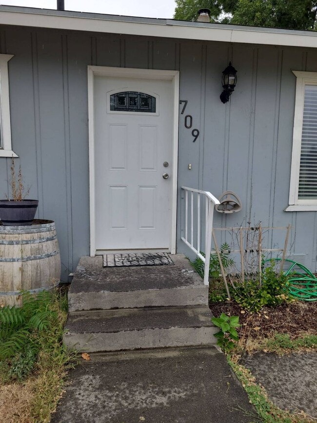 Building Photo - 1/2 OFF OCTOBER RENT - House with Garage &...