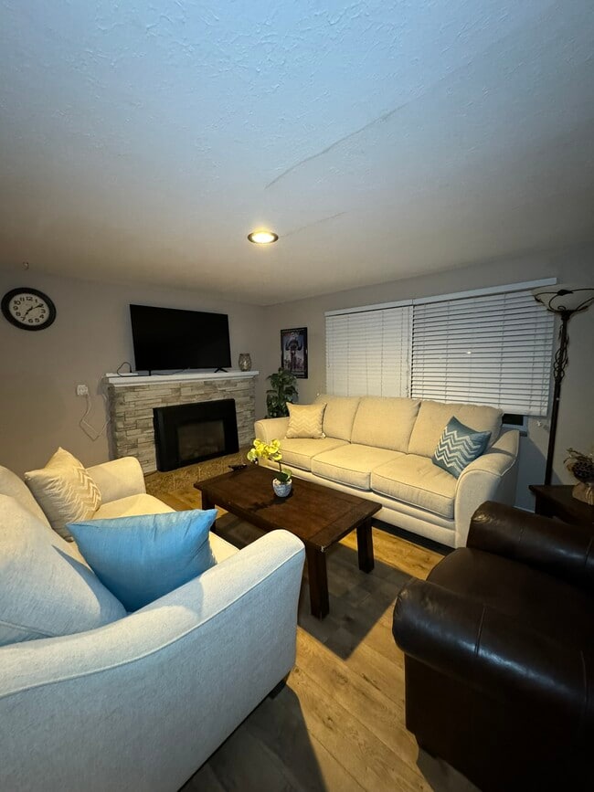 furnised living room - 3104 W Wellesley Ave Casa