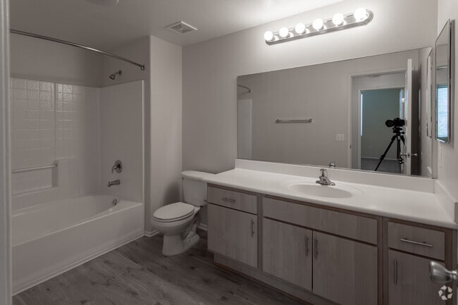 2BR, 2BA - 1124 SF