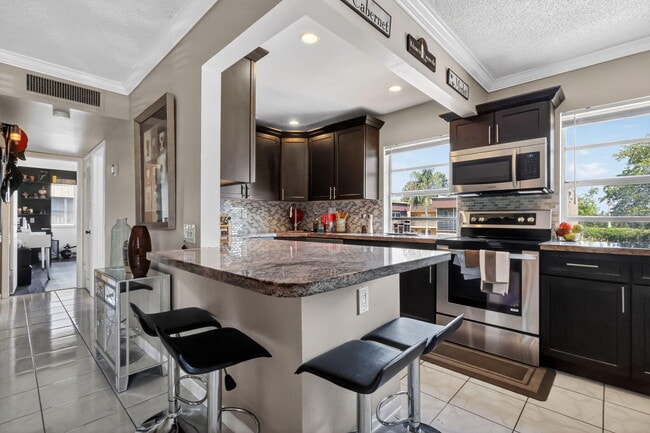 Building Photo - 48 Burgundy Ave Unit A