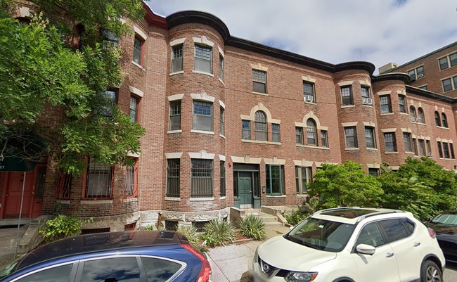 Building Photo - 533 Newbury St Unit B Rental