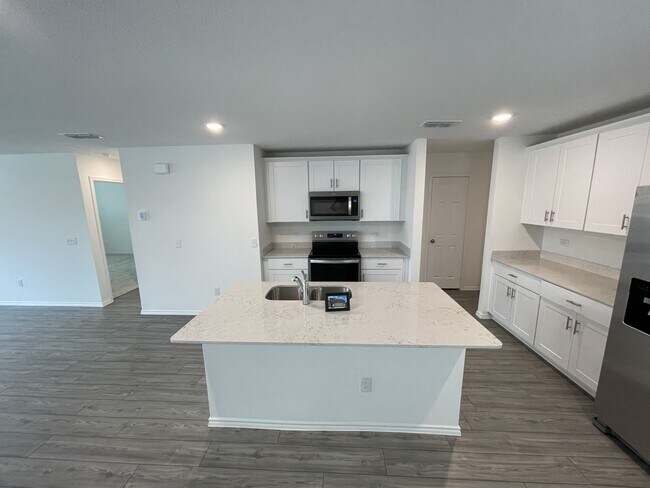 Photo - 825 Breakwater Dr