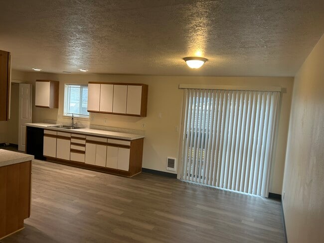 Photo - 933 NW Cains Rd