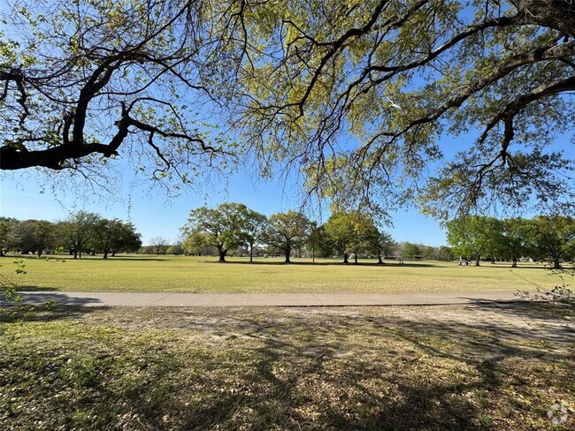 Building Photo - 8266 Golf Green Cir Rental