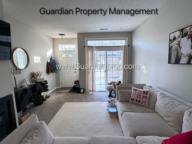 Building Photo - Apple Valley Town Home, 1 Car Garage, Washer/Dryer, Dishwasher, Available April/May 1st