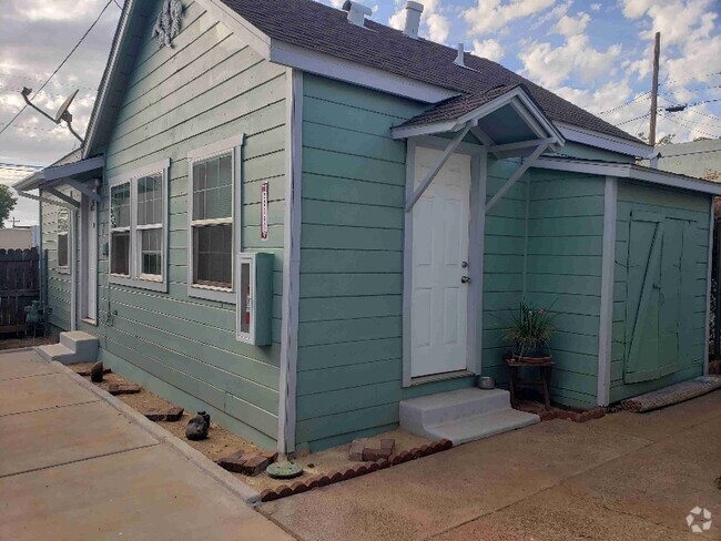 Building Photo - 3025 Myers St Rental