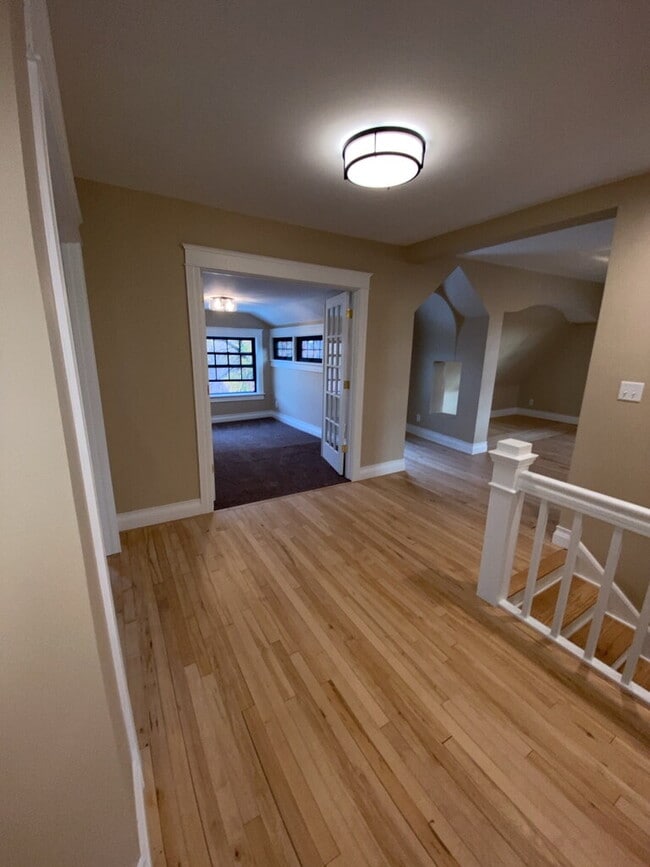 Building Photo - *Beautifully remodeled Historic 2 bed plus den Penthouse In Desirable Lowry Hill - Near Chain Of ... Unit 9