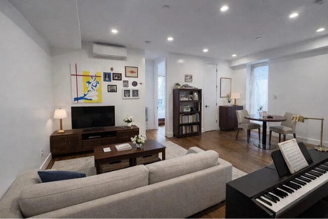 Photo - 321 Woodbine St