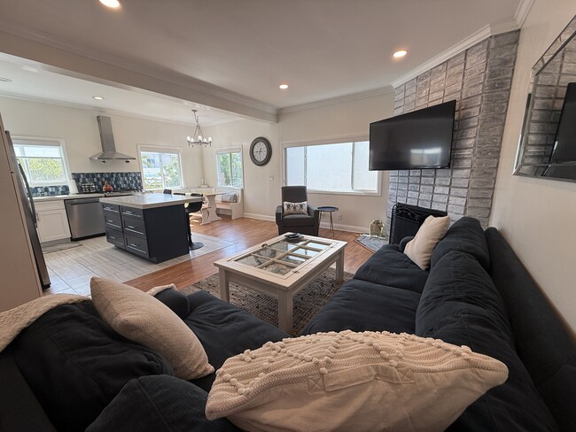 Photo - 833 Bard St