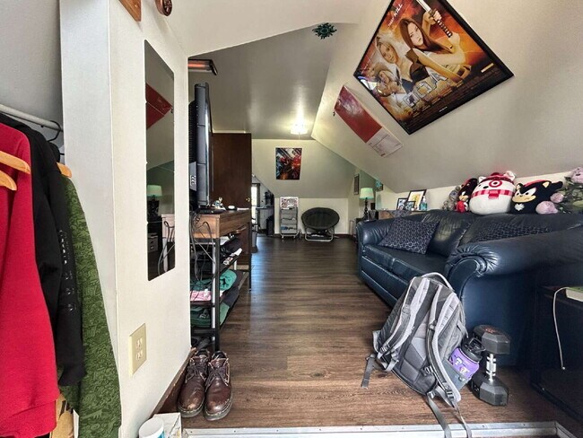 Photo - Walk to WWU & Downtown Bellingham from Prime Chestnut St Location