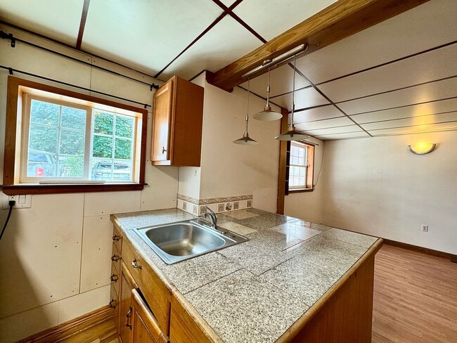 Photo - 423 E 12th St Unit APT #3