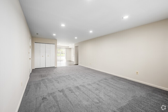 1BR, 1BA - 1,115SF - Living Room