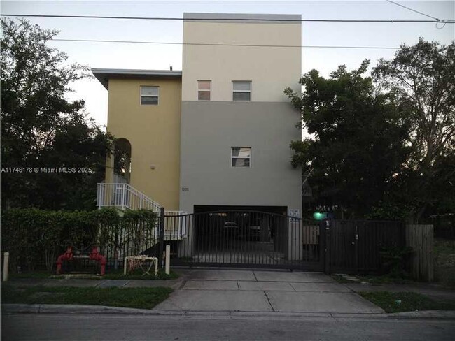 Photo - 1235 NW 9th Ave Unidad 4 Rental