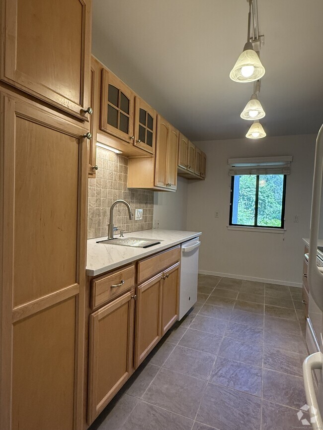 Building Photo - 57 Heritage Vlg Unit C Rental