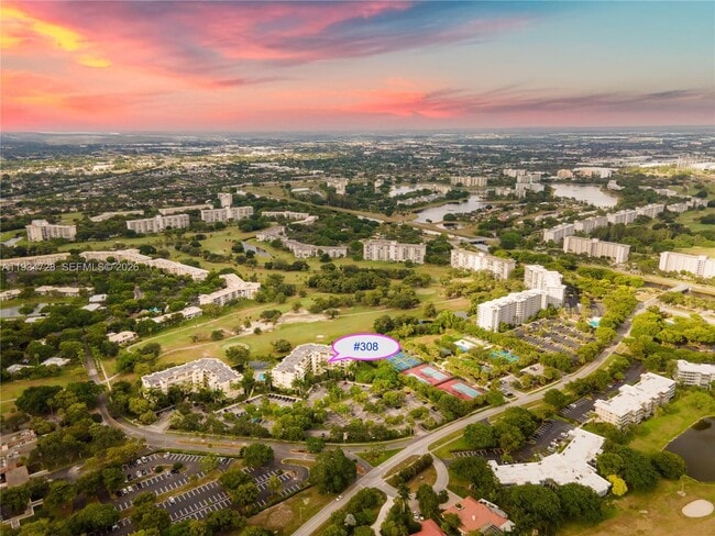 Building Photo - 3500 Oaks Clubhouse Dr Unit 308