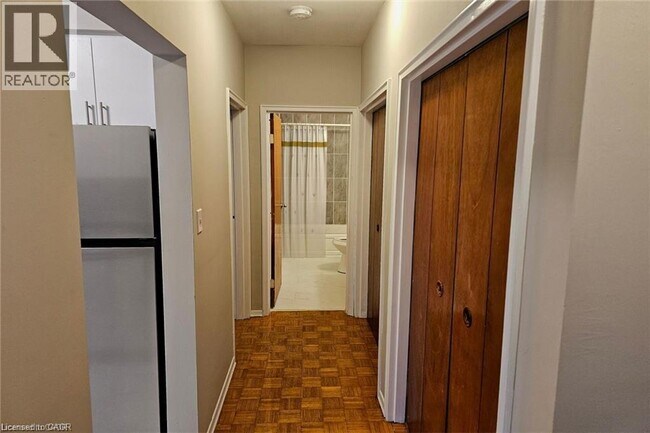 Photo - 2205 King St E Unité B2