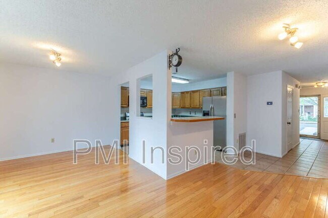 Photo - 405 Aberdeen Ln